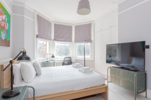 Newly Renovated 3 Bedroom Apartment in North West London - image 13