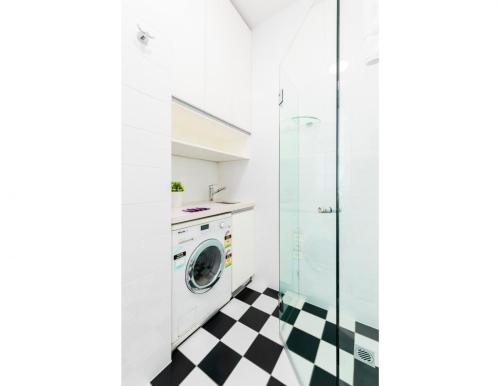 Renovated studio in bohemian area close to city - image 2