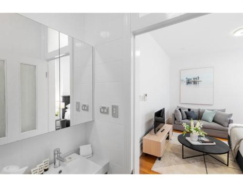 Renovated studio in bohemian area close to city - image 3