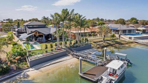 THE Islander - Waterfront with Pool - Holiday Yamba, Yamba