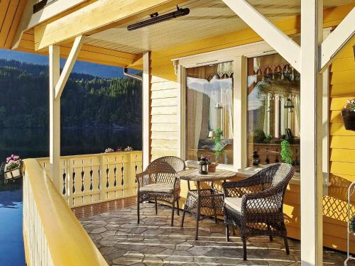 Зовнішній вигляд готелю, person holiday home in Bygstad in Бігстад