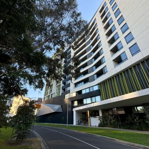 Cozy 1 Bedroom Apt Parkside Pool Gym Parking close CBD in Parkville