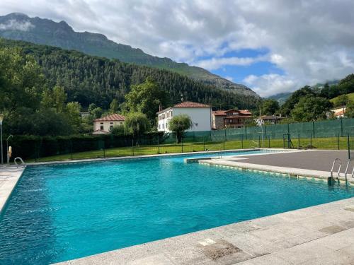 Casa en la montaña con piscina de temporada (Casa en la montana con piscina de temporada) in Arredondo