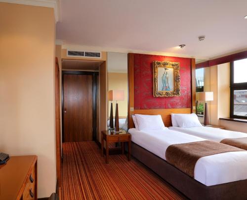 Standard Twin Room image 4