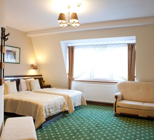 2 twin beds, 1 sofa bed