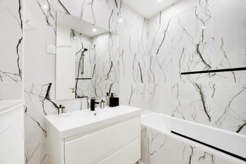 Chic flat with garden terrace -4BR/12P - Trocadéro - image 11