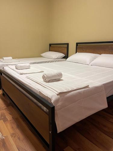 1 double bed, 1 twin bed