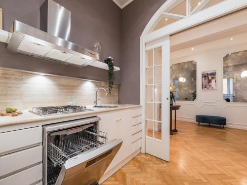 The Best Rent - Splendid three-bedroom apartment near the Trevi Fountain, Rome (photo 4)