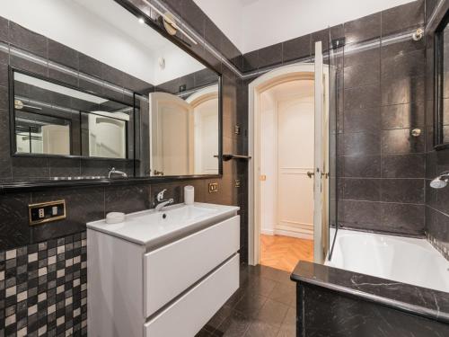 The Best Rent - Splendid three-bedroom apartment near the Trevi Fountain, Rome (photo 8)