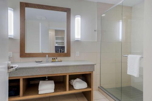 Queen Room with with Kitchenette and Shower - Non-Smoking