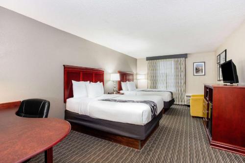 2 queen beds