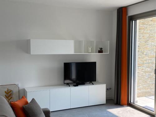 Apartment with Balcony and Lake View  image 10