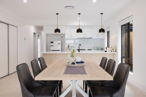 Brand new 4BR Family-friendly house WIFI Garage in Hinterland