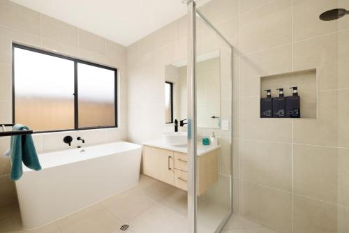 Brand new 4BR Family-friendly house WIFI Garage in Hinterland