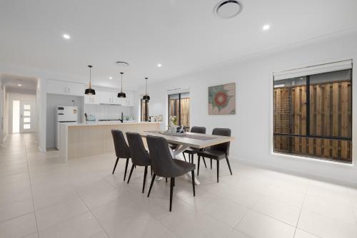 Brand new 4BR Family-friendly house WIFI Garage in Hinterland