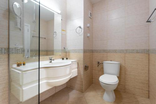 Standard Double or Twin Room image 8
