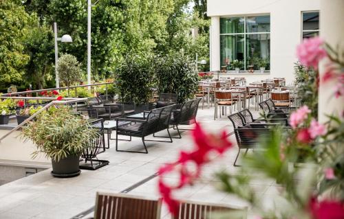 ห้องอาหาร, โรงแรมอาร์โคเทล ไคเซอร์วาสเซอร์ (Arcotel Kaiserwasser Hotel) near ดานูบทาวเวอร์