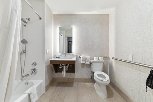 Hotel Fairchild Room Type - 1 King Standard Mobility Accessible Tub