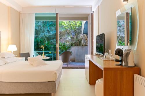 Double Room with Patio - Ground Floor image 2