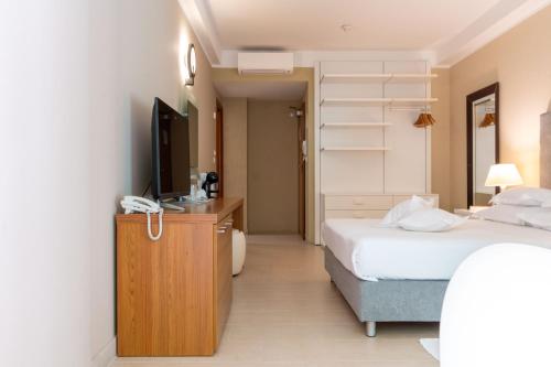 Double Room with Patio - Ground Floor image 5