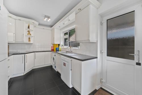 Kitchen, 3 Bedroom Bungalow Sunningdale Lodge Ascot Races in Sunningdale