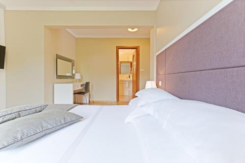 Deluxe Two-Bedroom Apartment with Balcony image 9