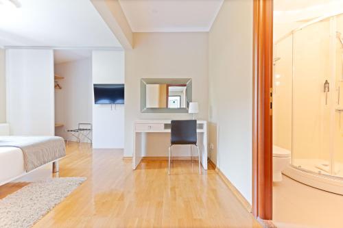 Deluxe Two-Bedroom Apartment with Balcony image 10