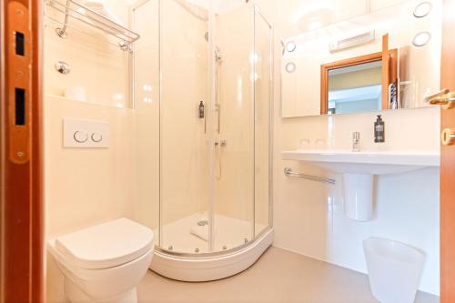 Deluxe Two-Bedroom Apartment with Balcony image 8