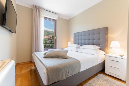 Deluxe Two-Bedroom Apartment with Balcony image 5