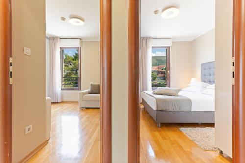 Deluxe Two-Bedroom Apartment with Balcony image 4