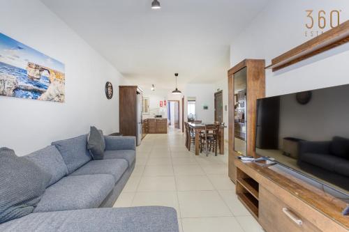 Charming & Central 3BR Apt with Private Terrace by 360 Estates, Биркиркара (фото 8)