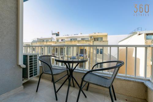 Charming & Central 3BR Apt with Private Terrace by 360 Estates, Биркиркара (фото 2)