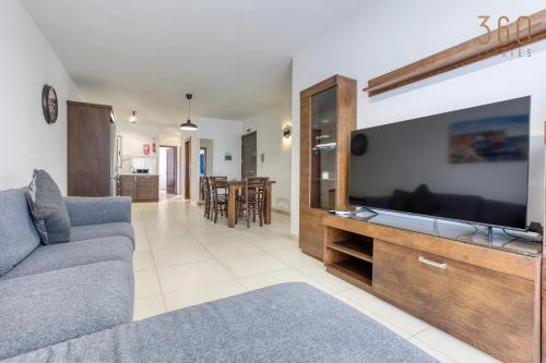 Charming & Central 3BR Apt with Private Terrace by 360 Estates, Биркиркара (фото 7)