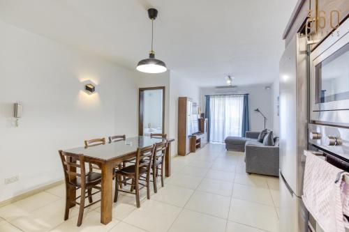Charming & Central 3BR Apt with Private Terrace by 360 Estates, Биркиркара (фото 4)
