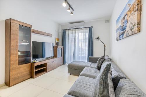 Charming & Central 3BR Apt with Private Terrace by 360 Estates, Биркиркара (фото 9)