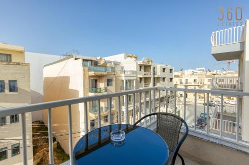 Charming & Central 3BR Apt with Private Terrace by 360 Estates, Биркиркара (фото 6)
