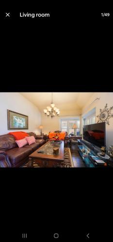 Texas Classic Retreat in Edgecliff Falu