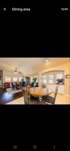 Texas Classic Retreat in Edgecliff Falu