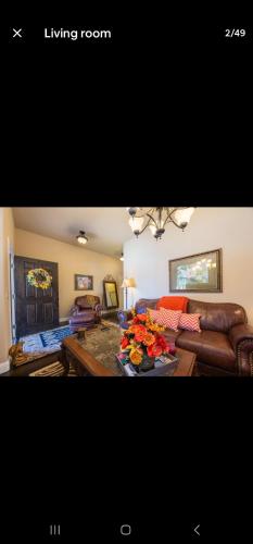 Texas Classic Retreat in Edgecliff Falu