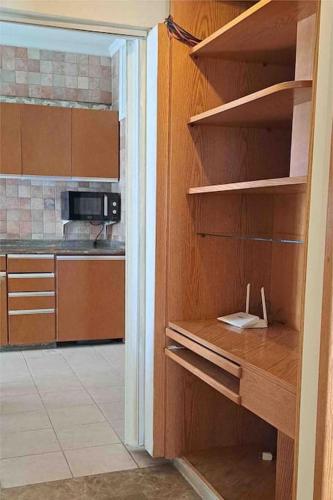 Spacious Apart, 2-min to beach & Old Souk in Jbail