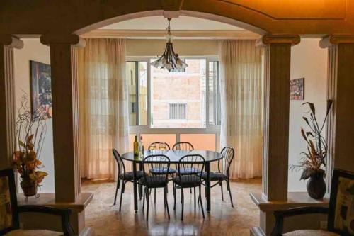 Spacious Apart, 2-min to beach & Old Souk in Jbail