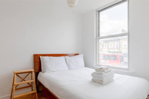 Radiant 3BD Flat with Terrace Holloway - image 6
