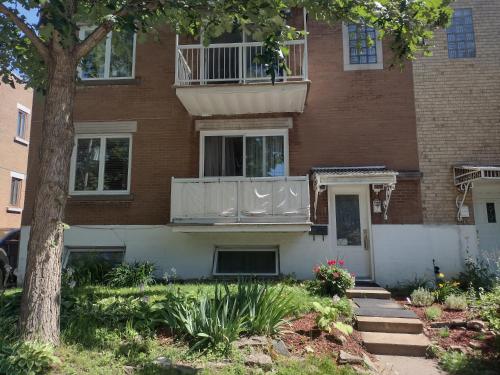 Exterior view, Smiling house! 2 chambres, accueillant et spacieux in Ahuntsic-Cartierville