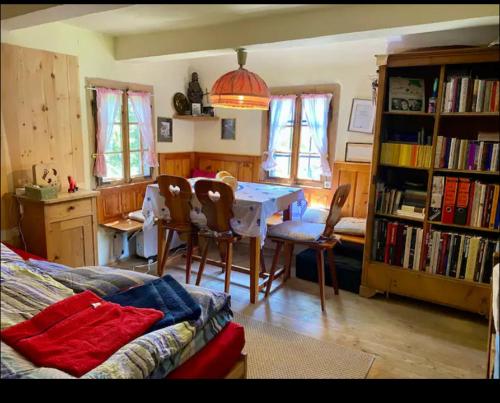 2 queen beds, 1 double bed, 1 futon bed