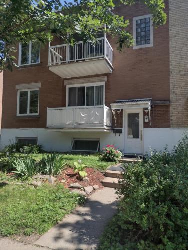 Exterior view, Smiling house! 2 chambres, accueillant et spacieux in Ahuntsic-Cartierville