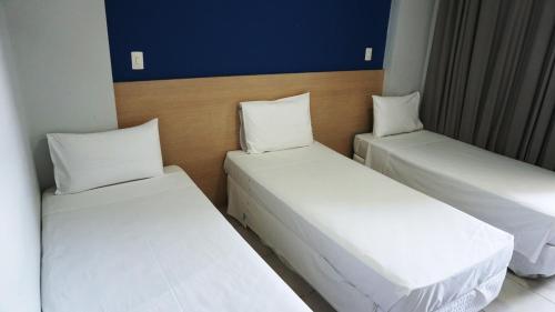3 twin beds