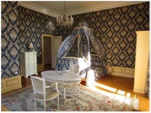 Château de Beauchamp en Sarthe (Chateau de Beauchamp en Sarthe) in Sēsūruisna