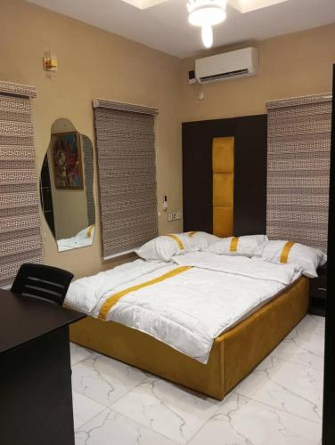 City End Luxury Hotel and Apartments in อิโคโรดู