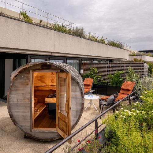 Premier King Room with Terrace and Sauna image 3