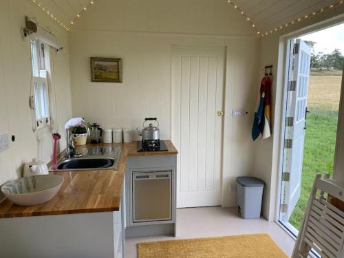 Tiny House outstanding natural beauty off grid in Bickleigh